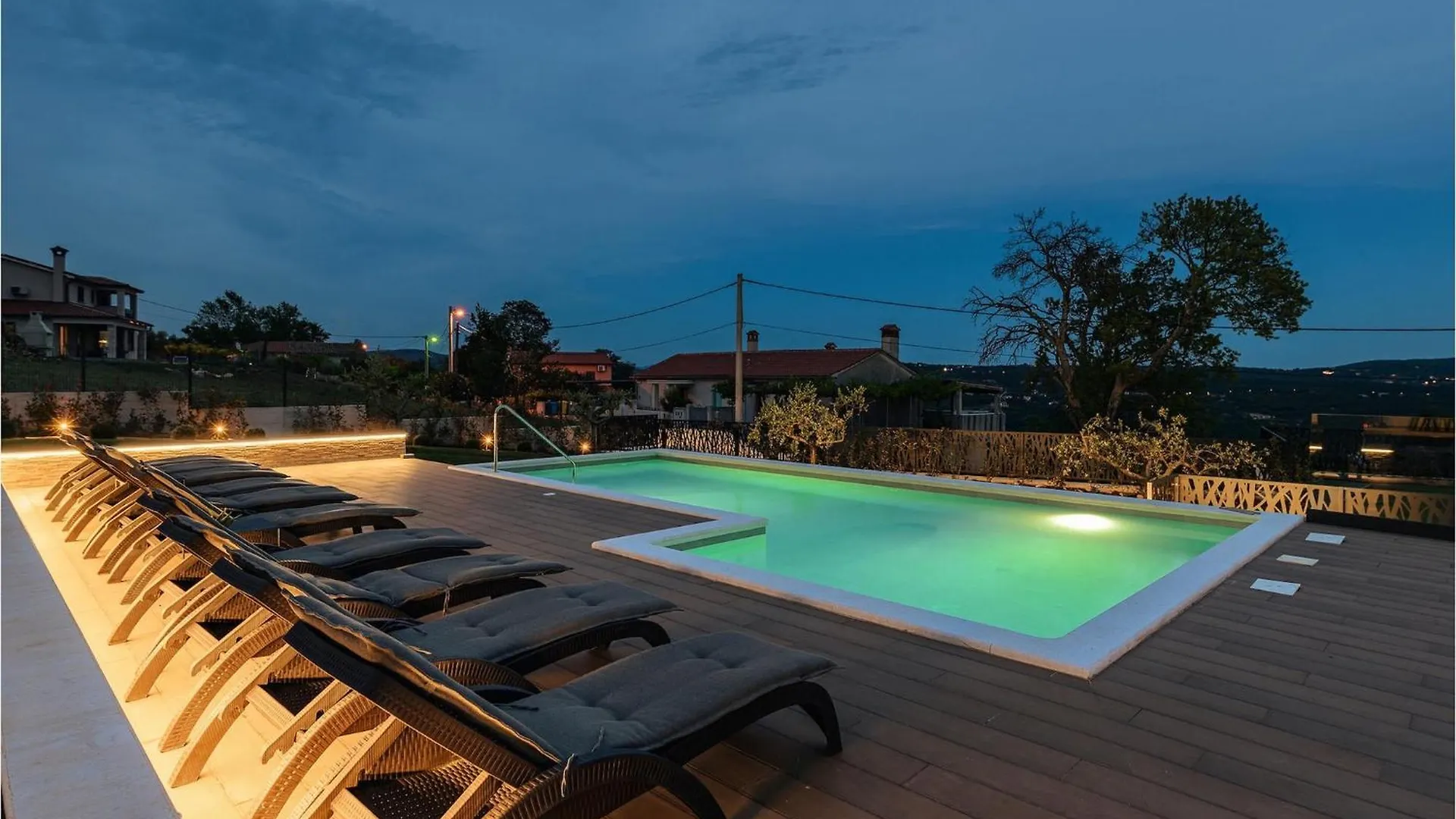Villa De La Vie Raša 0*,